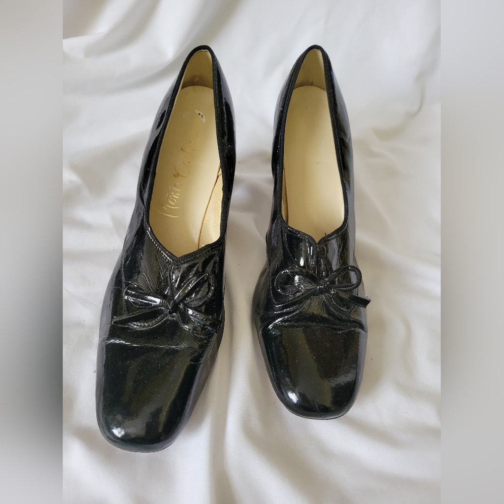 Vintage 1960s black patent pumps with bow, size 7.5